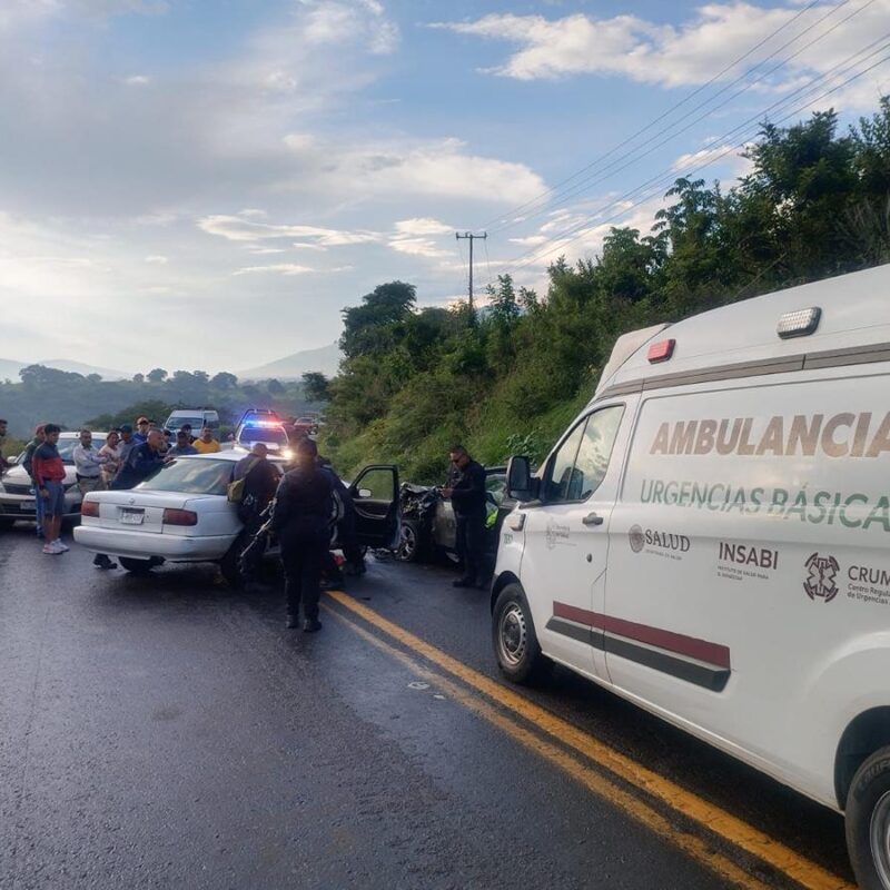 Dos lesionados y cuantiosos daños materiales tras choque en Chilchota
