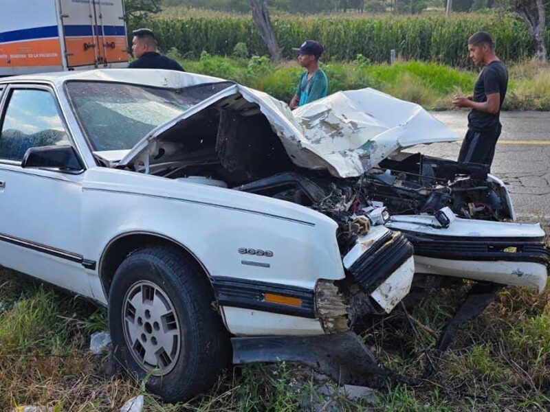 Dos personas fallecidas en accidente vehicular en Zamora
