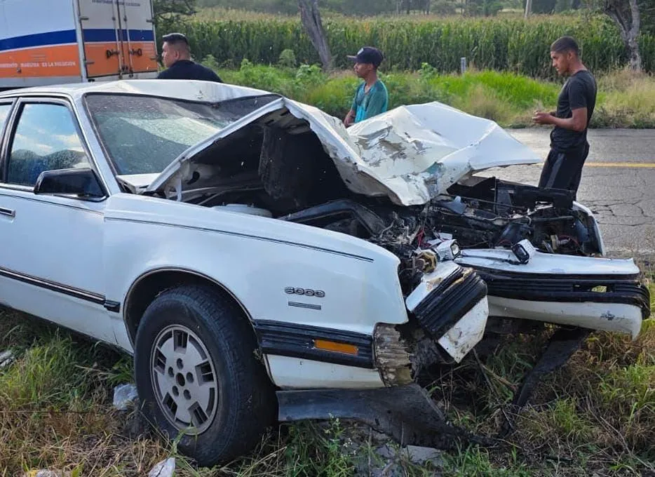 Dos personas fallecidas en accidente vehicular en Zamora