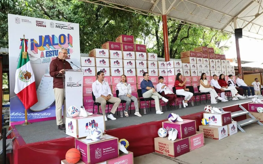 El gobernador Alfredo Ramírez Bedolla entregó tenis a 204 mil estudiantes de secundarias en Michoacán 1