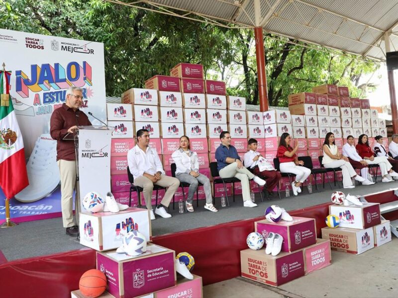 El gobernador Alfredo Ramírez Bedolla entregó tenis a 204 mil estudiantes de secundarias en Michoacán 1