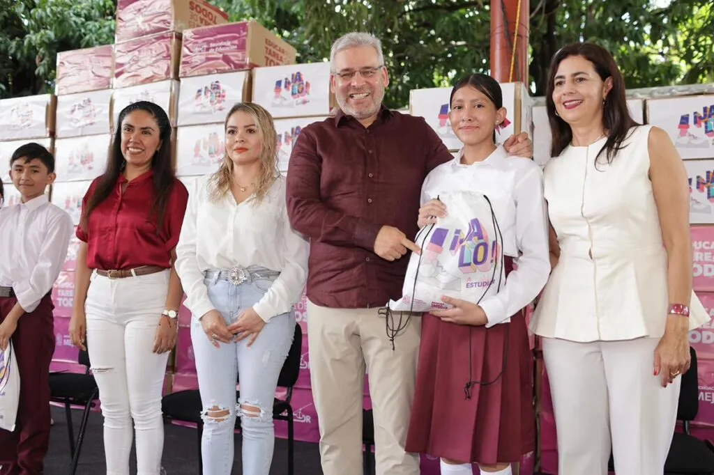 El gobernador Alfredo Ramírez Bedolla entregó tenis a 204 mil estudiantes de secundarias en Michoacán 3