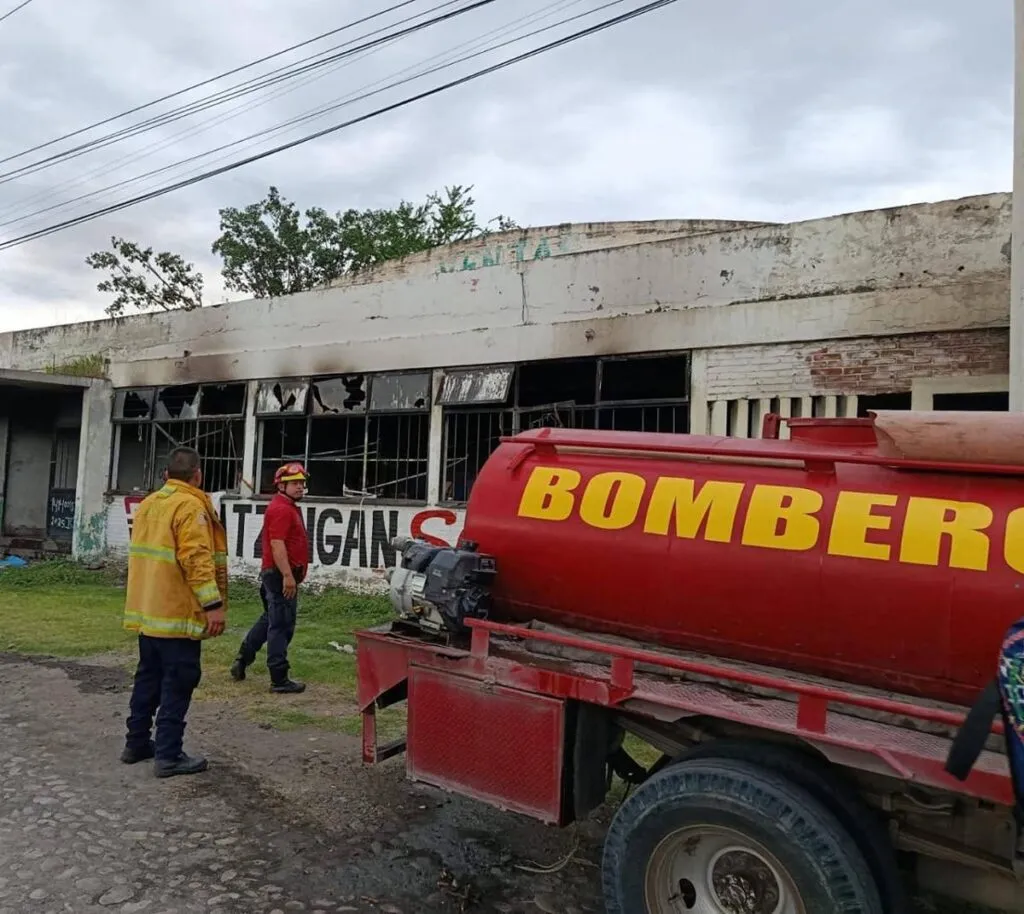 En Apatzingán, indigente provoca incendio en una bodega y huye
