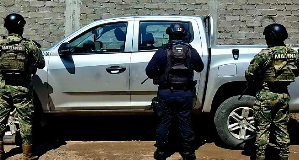 En Lázaro Cárdenas, le roban su camioneta y le disparan a un hombre