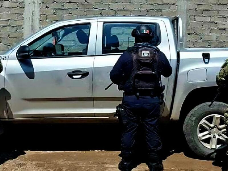 En Lázaro Cárdenas, le roban su camioneta y le disparan a un hombre