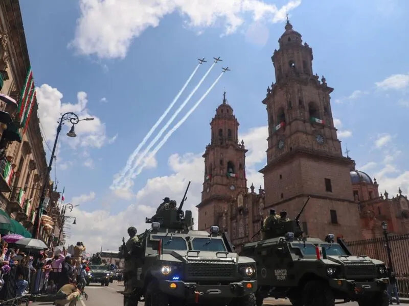 Encabeza Bedolla desfile cívico militar en honor a Morelos; familias desbordan orgullo y pertenencia