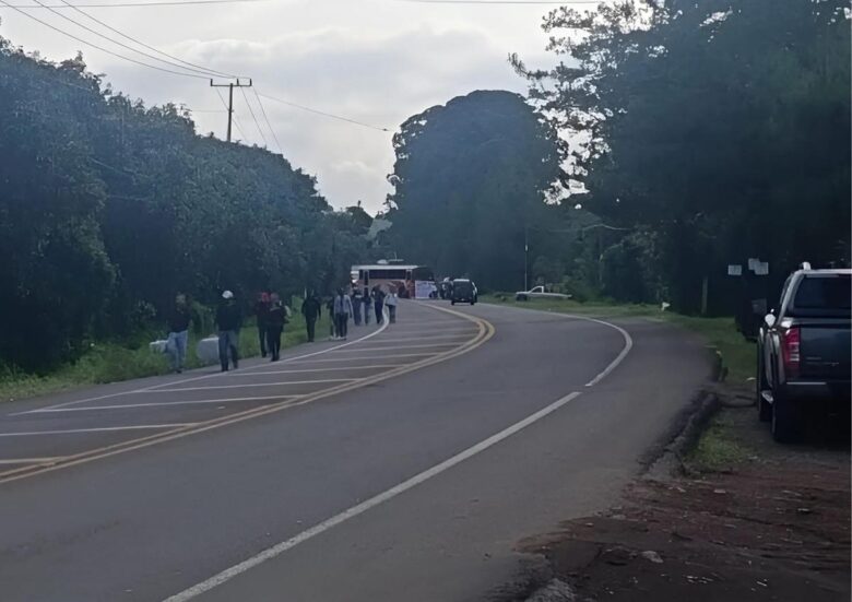 Familiares de jóvenes desaparecidos bloquean nuevamente vialidades en Peribán