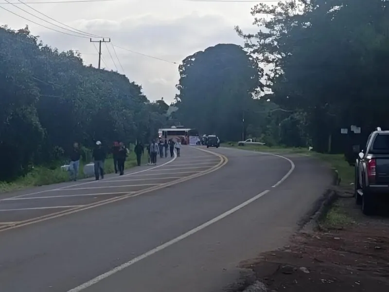 Familiares de jóvenes desaparecidos bloquean nuevamente vialidades en Peribán