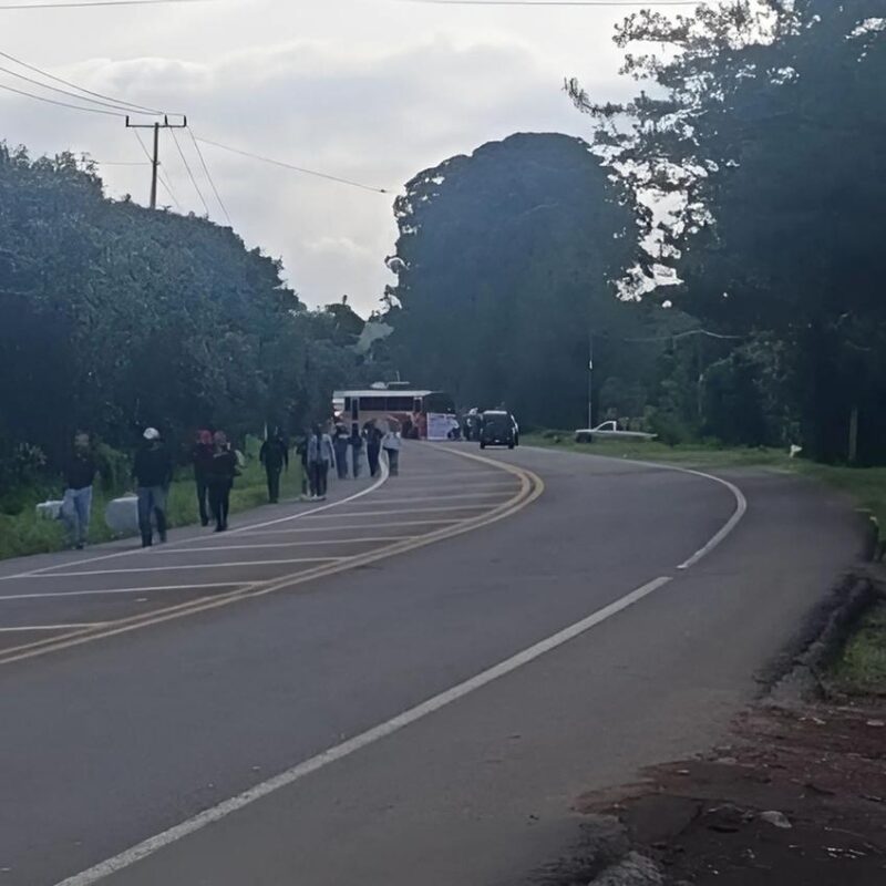 Familiares de jóvenes desaparecidos bloquean nuevamente vialidades en Peribán