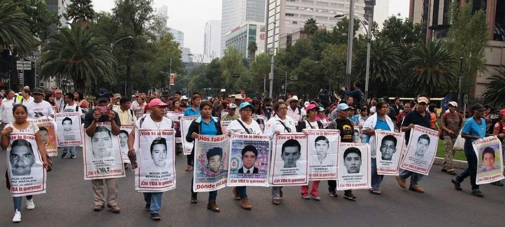 Familiares de los 43 normalistas de Ayotzinapa se reúnen con Sheinbaum en Palacio Nacional