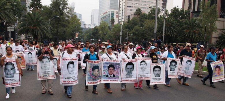 Familiares de los 43 normalistas de Ayotzinapa se reúnen con Sheinbaum en Palacio Nacional