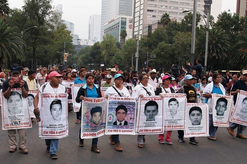Familiares de los 43 normalistas de Ayotzinapa se reúnen con Sheinbaum en Palacio Nacional