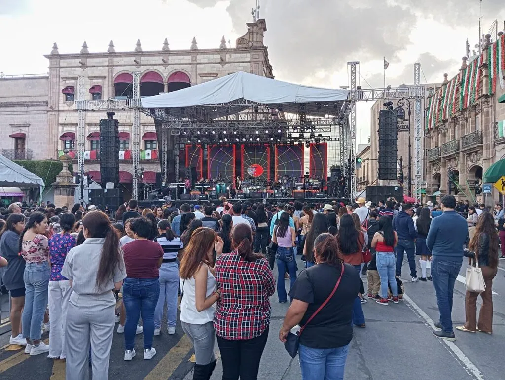 Familias arriban al concierto en Morelia