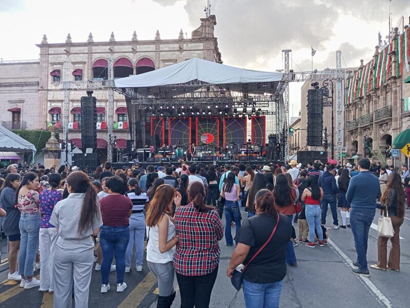 Familias arriban al concierto en Morelia