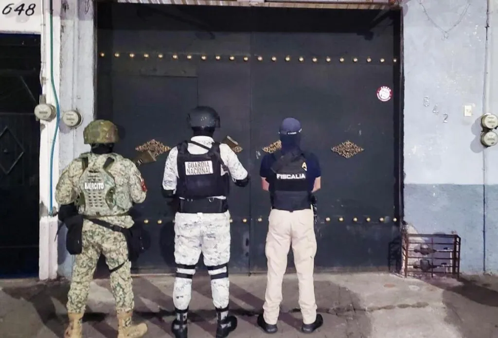 FGE asegura narcótico y realiza detenciones durante cateos