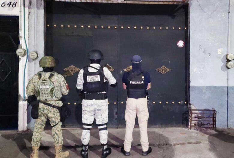 FGE asegura narcótico y realiza detenciones durante cateos