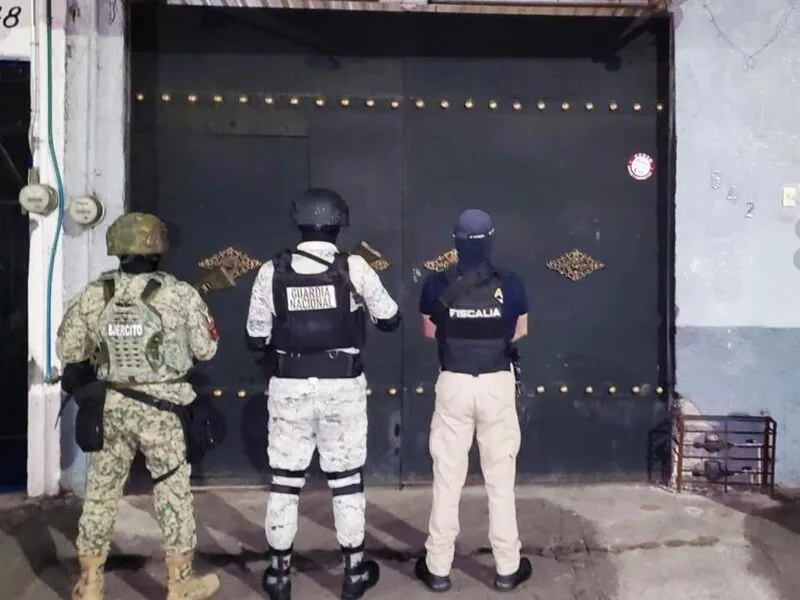 FGE asegura narcótico y realiza detenciones durante cateos