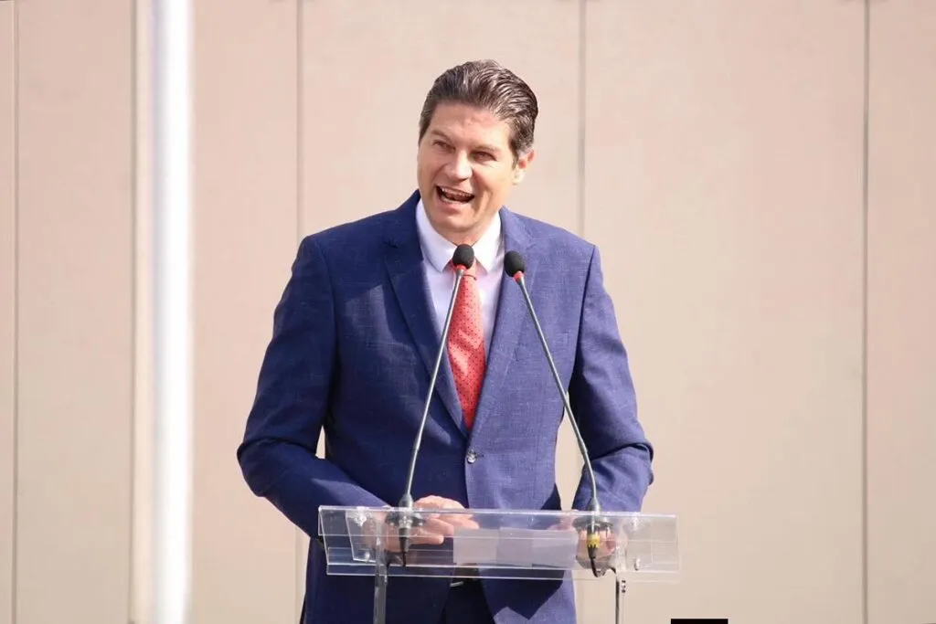 Flores de Alfonso Martínez a Bedolla en 4 Informe de Gobierno del mandatario