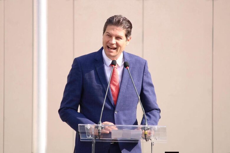 Flores de Alfonso Martínez a Bedolla en 4 Informe de Gobierno del mandatario