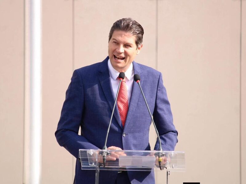 Flores de Alfonso Martínez a Bedolla en 4 Informe de Gobierno del mandatario