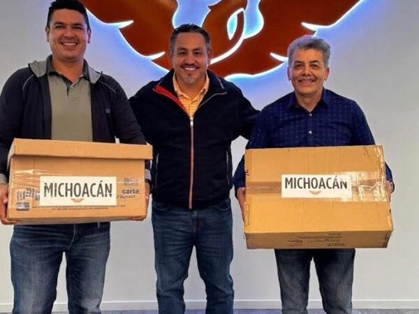 Fuerza Naranja sigue creciendo en Michoacán, Víctor Manríquez entrega primer paquete de afiliaciones en CDMX