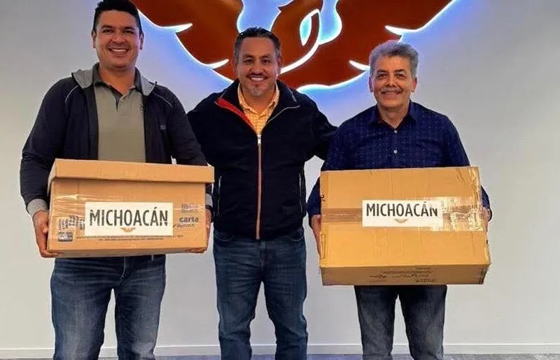 Fuerza Naranja sigue creciendo en Michoacán, Víctor Manríquez entrega primer paquete de afiliaciones en CDMX