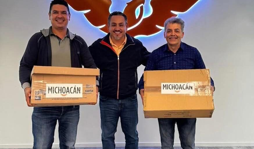 Fuerza Naranja sigue creciendo en Michoacán, Víctor Manríquez entrega primer paquete de afiliaciones en CDMX