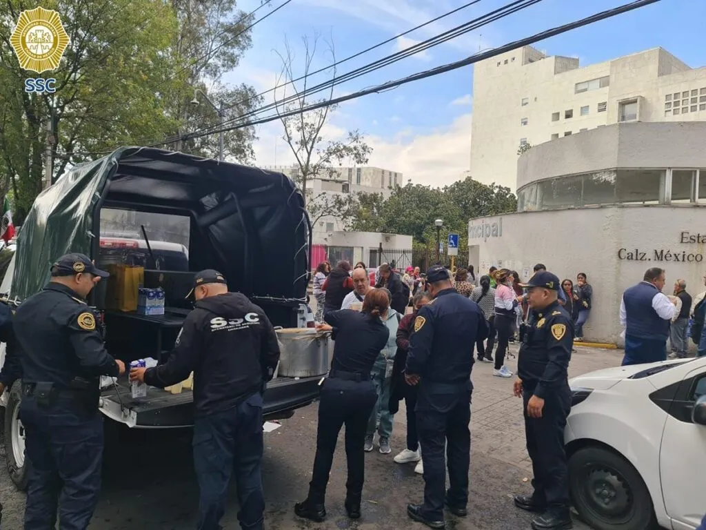 Gobierno de la CDMX entrega apoyos a víctimas de explosión de pipa en Iztapalapa