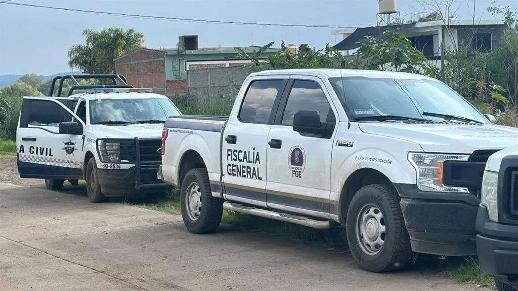 La Fiscalía de Michoacán halló los cuerpos de un padre e hijo desaparecidos en un cateo en Huaniqueo tras denuncia anónima por homicidio; también encontraron dos cuerpos más y rastros de violencia