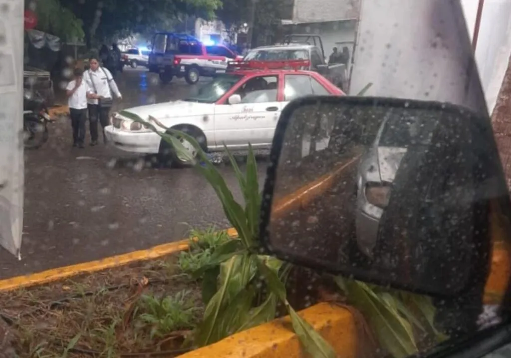 Hallan cadáver de hombre envuelto en plástico en Apatzingán