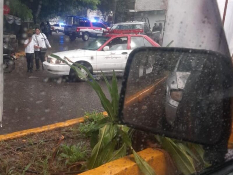 Hallan cadáver de hombre envuelto en plástico en Apatzingán