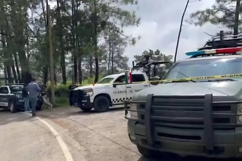 Autoridades localizaron un cadáver con signos de violencia sobre la carretera Pátzcuaro-Uruapan, entre San Andrés Curu y San Ángel Zurumucapio, en Uruapan, Michoacán 1