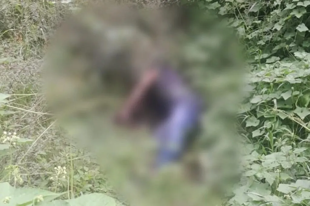 Autoridades localizaron un cadáver con signos de violencia sobre la carretera Pátzcuaro-Uruapan, entre San Andrés Curu y San Ángel Zurumucapio, en Uruapan, Michoacán