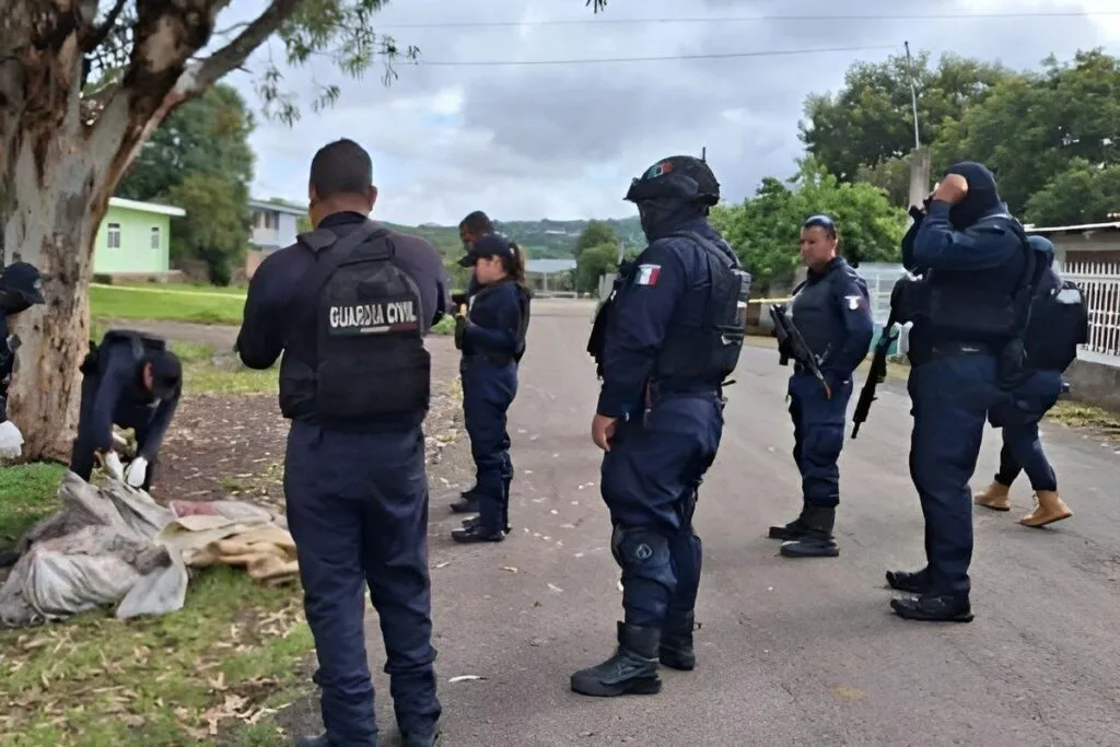 Habitantes de El Zapote, Villa Jiménez, hallaron costales de yute con restos humanos desmembrados al pie de un árbol: La Fiscalía de Michoacán investiga el hallazgo, donde se localizaron tres cabezas y evidencias de un entierro previo 1
