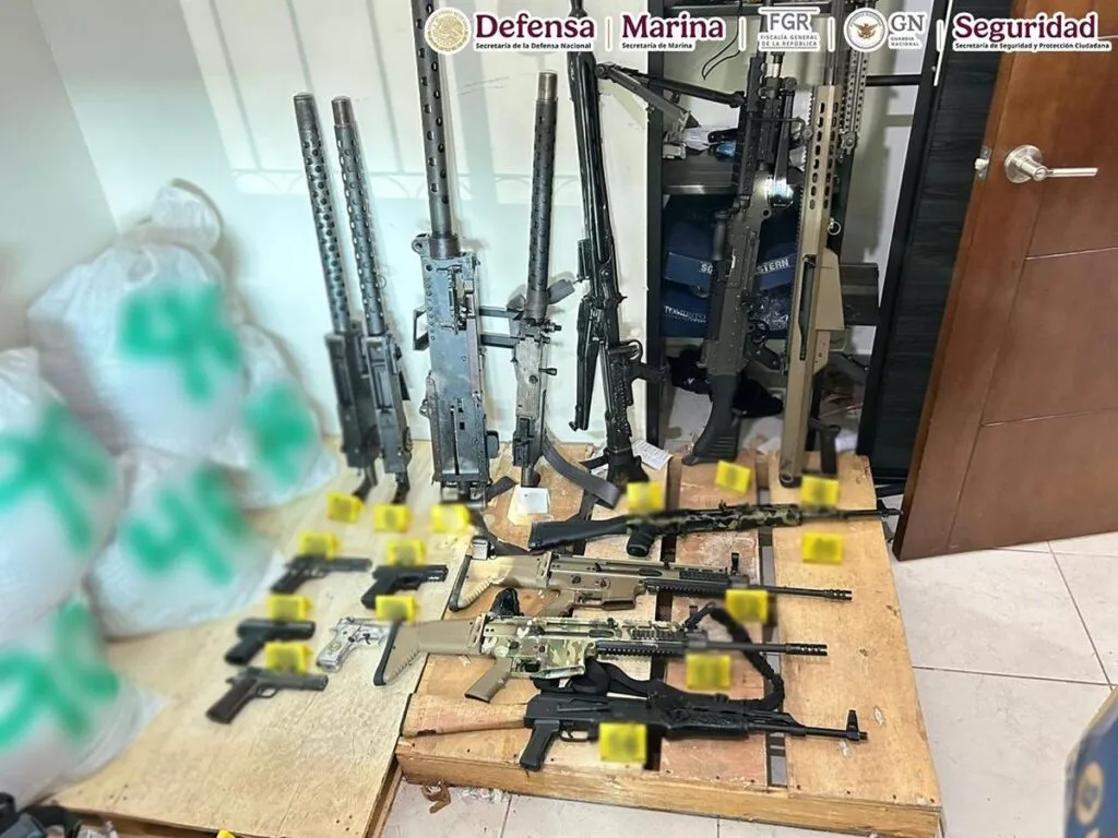 Harfuch confirma decomiso de arsenal, químicos y equipo táctico en un inmueble de Culiacán