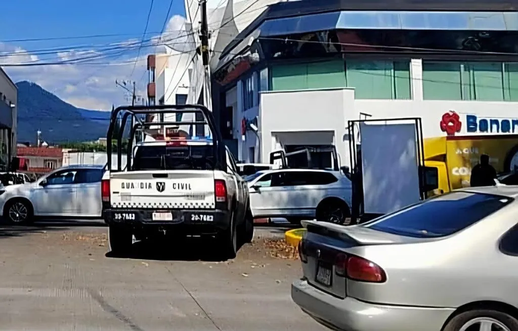 Hombre armado causa pánico en sucursal bancaria de Uruapan