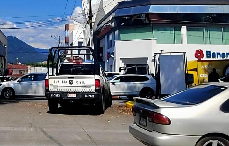 Hombre armado causa pánico en sucursal bancaria de Uruapan