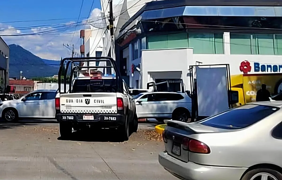 Hombre armado causa pánico en sucursal bancaria de Uruapan
