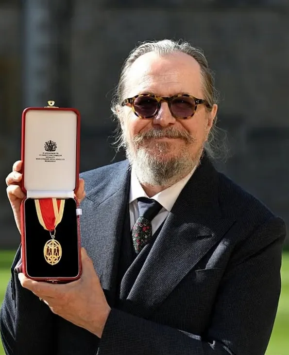 Honran a Gary Oldman como Caballero Británico