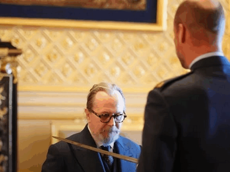 Honran al actor Gary Oldman como Caballero Británico