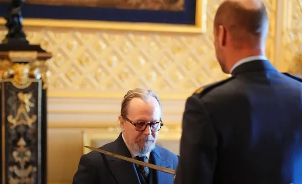 Honran al actor Gary Oldman como Caballero Británico