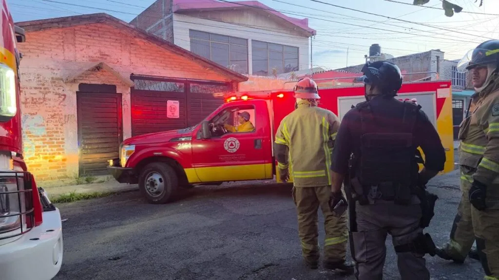 Humo negro en Morelia moviliza a bomberos