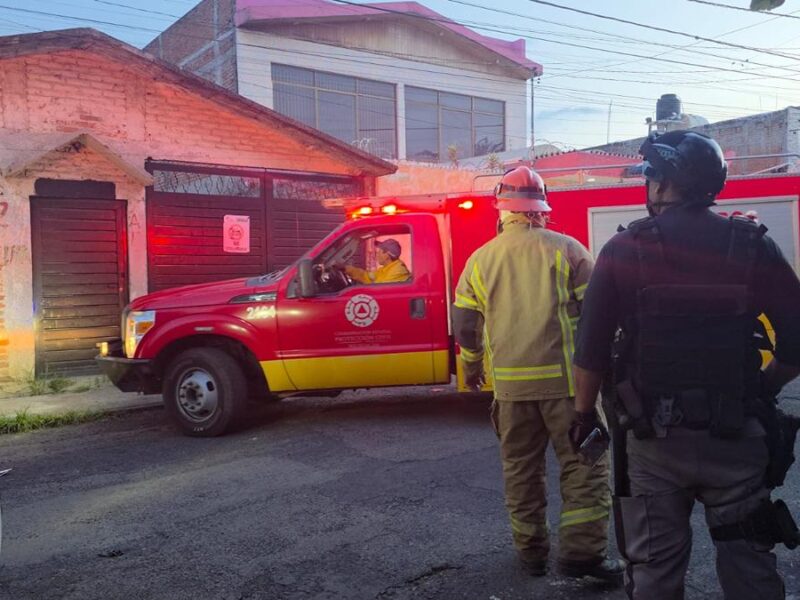 Humo negro en Morelia moviliza a bomberos