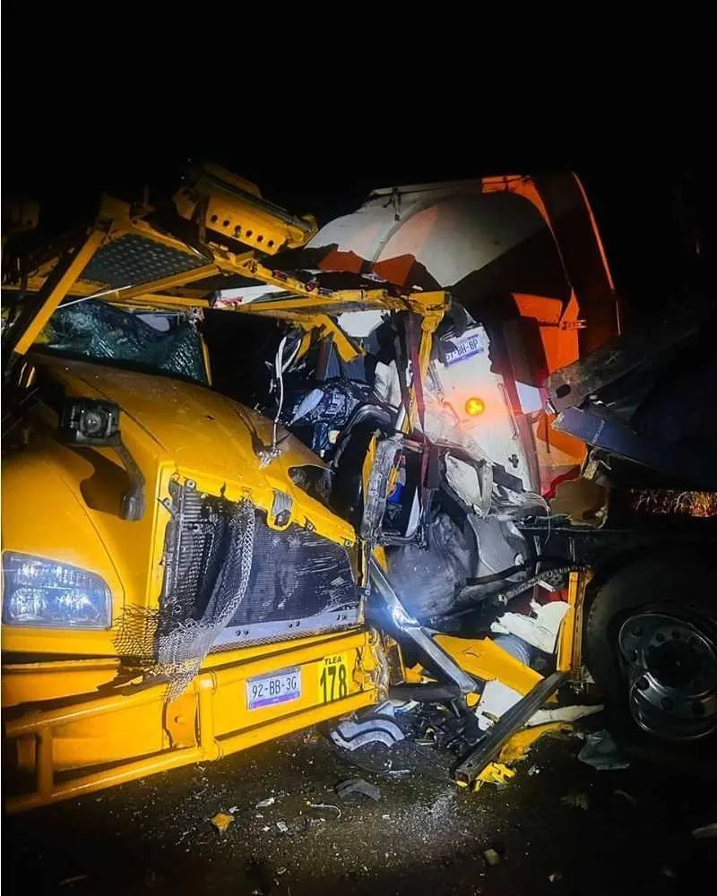 Impactante choque en la Siglo XXI: tráiler y nodriza destrozados, heridos y caos vial-1