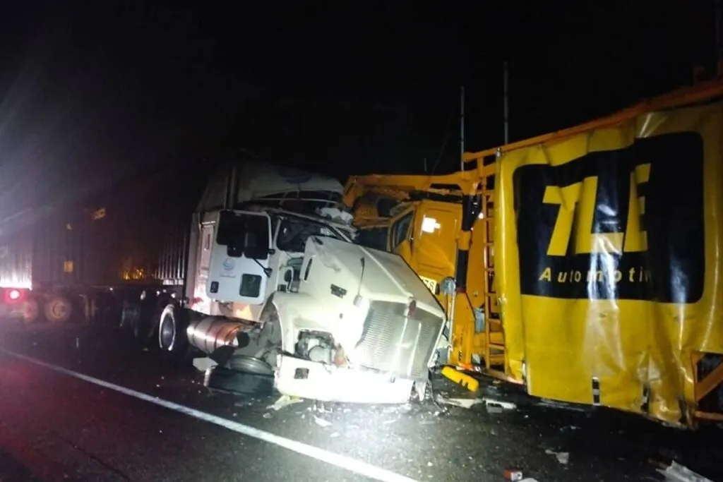 Impactante choque en la Siglo XXI: tráiler y nodriza destrozados, heridos y caos vial