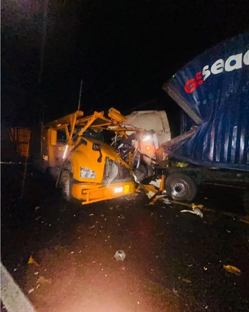 Impactante choque en la Siglo XXI: tráiler y nodriza destrozados, heridos y caos vial-2
