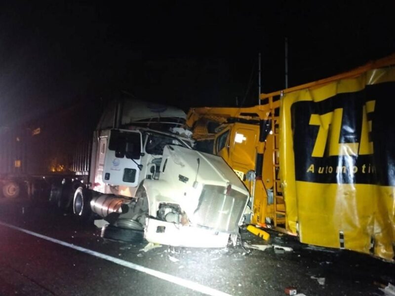 Impactante choque en la Siglo XXI: tráiler y nodriza destrozados, heridos y caos vial