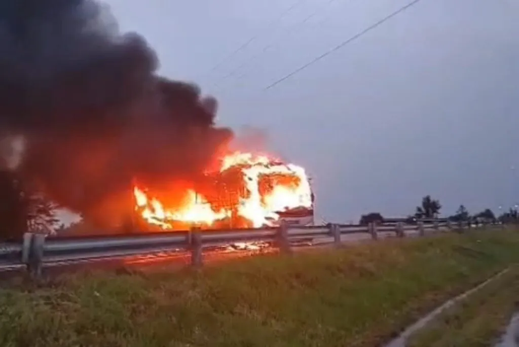 Incendio de vehículo causa bloqueo en Zinapécuaro