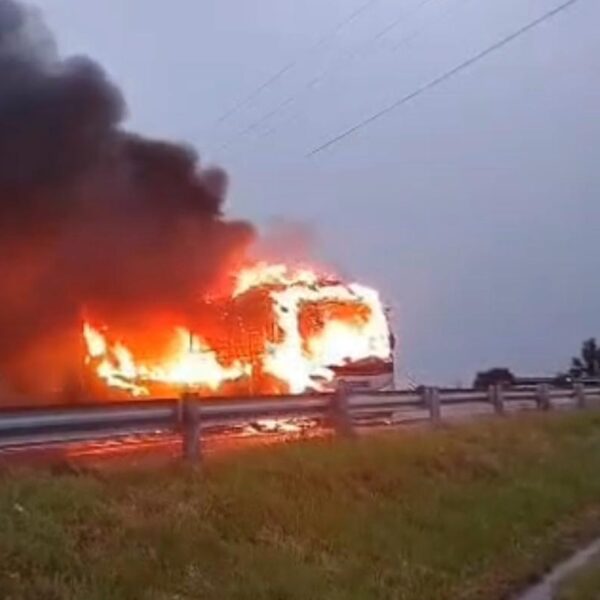Incendian vehículo y bloquean carretera a Zinapécuaro tras supuesta detención de tres hombres