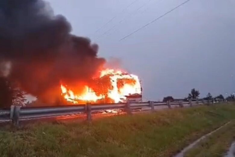 Incendio de vehículo causa bloqueo en Zinapécuaro